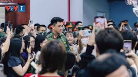 Khi quân nhân hoá “idol”: Đừng để lòng hâm mộ gây phiền phức