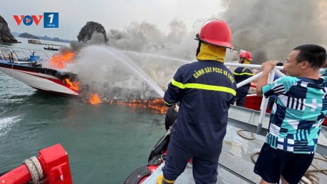 Quảng Ninh: Tàu cao tốc du lịch bất ngờ bốc cháy dữ dội trên biển