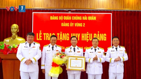 Phó Chính ủy Vùng 2 Hải quân nhận Huy hiệu 30 năm tuổi Đảng 