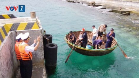 Bệnh nhân điều trị tại đảo Trường Sa đã quay trở lại tàu tiếp tục làm việc