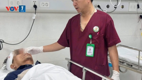 Cấp cứu kịp thời nạn nhân đa chấn thương vụ tai nạn giao thông tại phố Khâm Thiên
