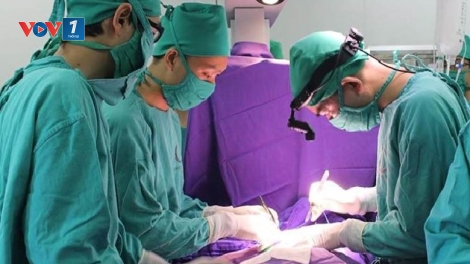 Bị bỏng điện nặng, bé gái dân tộc suýt bị tháo bỏ ngón tay