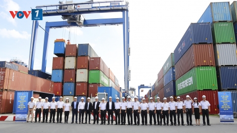 Tân Cảng Sài Gòn tiếp nhận 12 cẩu khung kỹ thuật cao nhất Việt Nam hiện nay