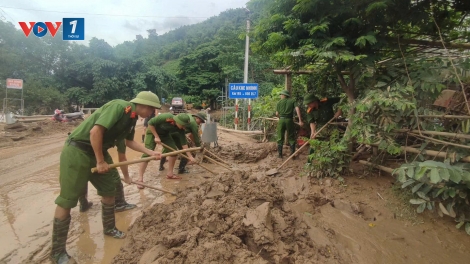 Khẩn trương thông đường vào xã duy nhất đang bị cô lập hoàn toàn
