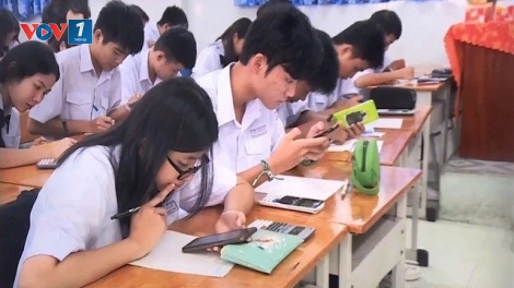 “Cấm học sinh dùng điện thoại trong trường: Ngắt kết nối ảo để kết nối đúng cách”