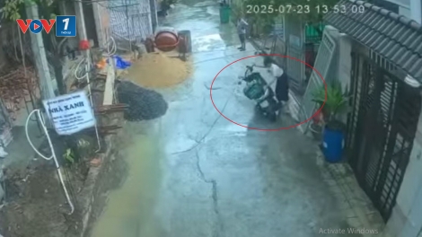 Kiểm điểm nữ cán bộ phường ở TP.HCM vì hành vi xô ngã xe máy của shipper