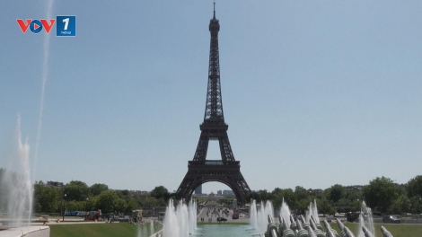 Nắng nóng kỷ lục, tầng cao nhất tháp Eiffel đóng cửa