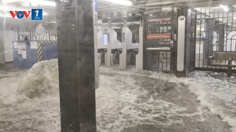 Ga tàu điện ngầm New York ngập trong nước lũ