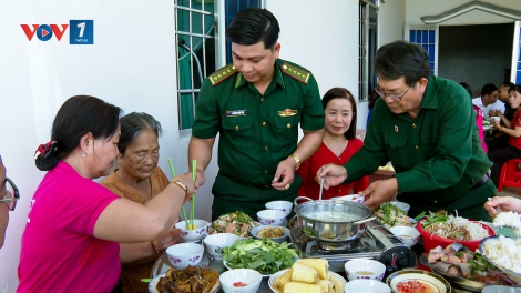 Bữa cơm tri ân đầy nghĩa tình tại gia đình Mẹ Việt Nam Anh hùng Lê Thị Hai