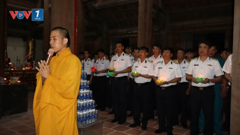 Thả hoa đăng tưởng nhớ anh hùng liệt sĩ Trường Sa