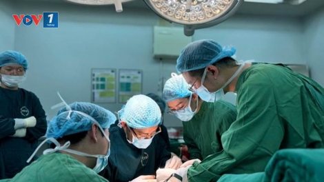 Phẫu thuật thành công khối u sắc tố khổng lồ ở lưng bé 8 tuổi