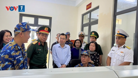 Đồng chí Nguyễn Thanh Nghị thăm, tặng quà cán bộ, chiến sĩ Trạm Ra đa 590