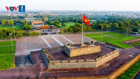 Cờ đỏ sao vàng tung bay trên Kỳ đài kinh thành Huế