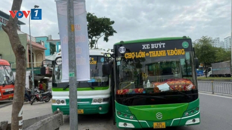 Tạm đình chỉ hai tài xế xe buýt rượt đuổi, va chạm nhau trên Quốc lộ 1