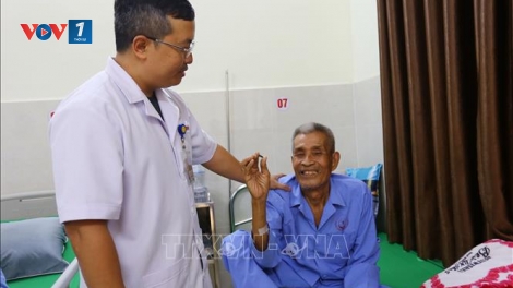 Gắp thành công đầu đạn nằm trong cơ thể một cựu chiến binh hơn 60 năm 