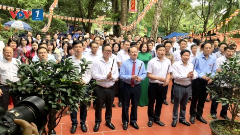 Trước thềm Đại hội đại biểu Đảng bộ Đài Tiếng nói Việt Nam lần thứ 27: Đoàn đại biểu dâng hương Bác