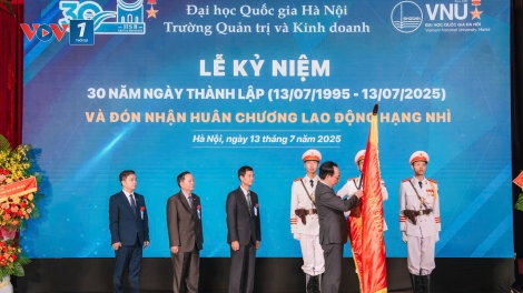 Trường Quản trị và Kinh doanh đón nhận Huân chương Lao động hạng Nhì