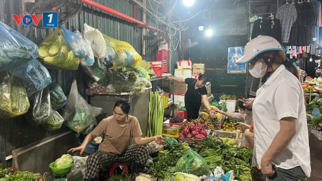 Hà Nội: Rau xanh tăng giá vẫn đắt hàng trước giờ bão số 3 Wipha đổ bộ 