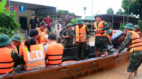 Nghệ An: Người dân vùng lũ xúc động trước sự tận tâm của lực lượng cứu hộ
