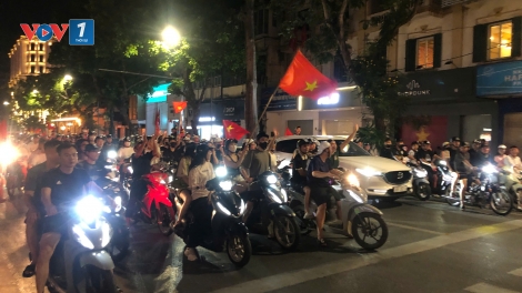 Người dân Thủ đô đổ ra đường ăn mừng đội Việt Nam vô địch U23 Đông Nam Á