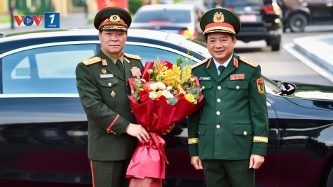 Đại tướng Trịnh Văn Quyết hội đàm với Chủ nhiệm Tổng cục Chính trị QĐND Lào