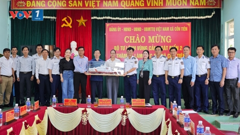 Cảnh sát biển Việt Nam đến với đồng bào dân tộc Pacô, Vân Kiều