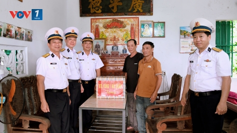 Vùng 1 Hải quân tri ân các Anh hùng liệt sĩ, thăm và tặng quà gia đình chính sách tại đảo Thanh Lân