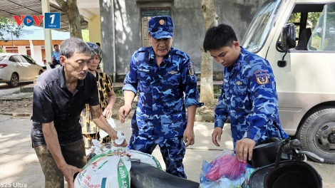 Vùng Cảnh sát biển 1 phối hợp hỗ trợ đồng bào vùng lũ Tây Nghệ An