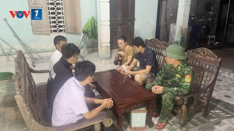 Bộ đội Biên phòng Thanh Hoá hỗ trợ người dân di dời khẩn cấp phòng chống cơn bão số 5