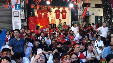 Người dân cờ hoa chờ tổng duyệt diễu binh, diễu hành