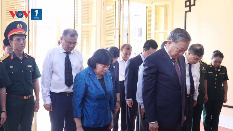 Tổng Bí thư Tô Lâm dâng hương tưởng niệm Chủ tịch Hồ Chí Minh tại Di tích nhà số 48 Hàng Ngang