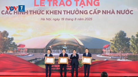 Thủ tướng trao tặng Huân chương Lao động hạng Ba cho EVN và EVNNPT 