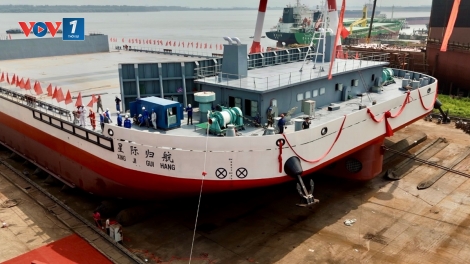 Trung Quốc hạ thủy tàu thu hồi tên lửa đầu tiên