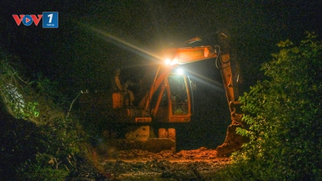 Xuyên đêm mở đường để ô tô đưa lực lượng vào ứng cứu người dân vùng lũ Điện Biên