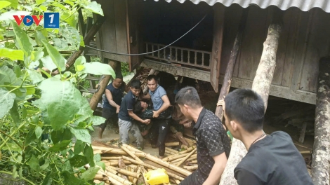 Thăm hỏi động viên cán bộ Đồn Biên phòng Hiền Kiệt bị thương khi đi khắc phục bão số 5