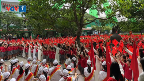 3.000 học sinh, giáo viên, nhân viên hòa chung không khí kỷ niệm 80 năm Cách mạng Tháng Tám