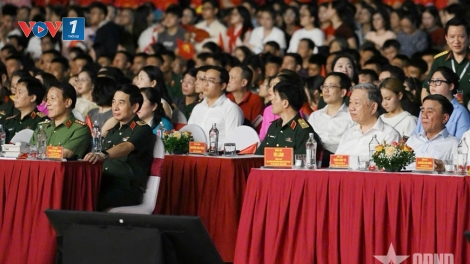 Lãnh đạo Đảng, nhà nước dự Chương trình chính luận nghệ thuật “Dưới cờ vinh quang”