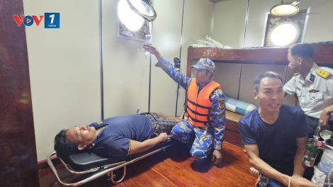 Hải đoàn 129 kịp thời đưa ngư dân bị nạn trên biển về Bệnh xá đảo Trường Sa cấp cứu