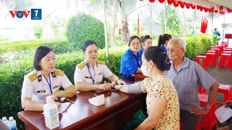 Tuyên truyền biển, đảo; khám tư vấn và cấp phát thuốc miễn phí cho người dân tại Tây Ninh