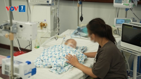 Bé trai 15 tháng tuổi nhập viện cấp cứu do uống phải tinh dầu đuổi muỗi