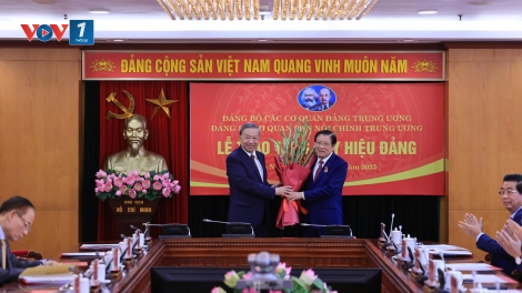 Tổng Bí thư Tô Lâm trao huy hiệu 45 năm tuổi Đảng tặng đồng chí Phan Đình Trạc