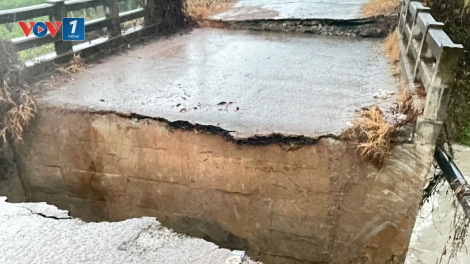 Cầu ở Đồng Nai bị sập do mưa lớn, địa phương lập rào chắn khẩn cấp
