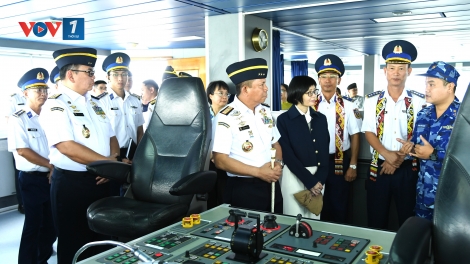 Tàu CSB 8001 cập cảng Jakarta, bắt đầu chuỗi hoạt động giao lưu với Cảnh sát biển Indonesia