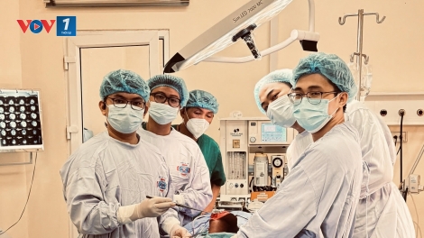 Phẫu thuật thay khớp gối bản lề tăng trưởng cho bệnh nhi ung thư xương đùi đầu tiên tại Việt Nam