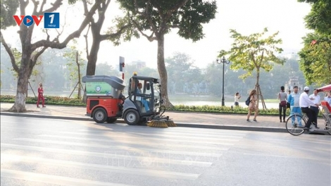 Làm sạch Hồ Gươm đón chào Quốc khánh