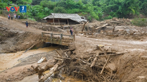 Trưởng bản cứu dân giữa vùng lũ quét