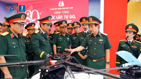 Đại tướng Phan Văn Giang kiểm tra khu trưng bày Bộ Quốc phòng tại Triển lãm thành tựu đất nước