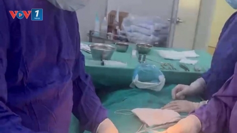 Tiêm chất làm đầy ngực 5 năm trước, nữ bệnh nhân áp xe phải mổ gấp