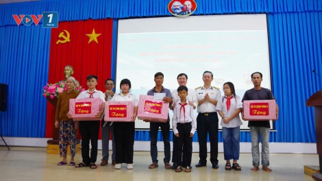 Vùng 2 Hải quân tặng quà năm học mới cho con ngư dân