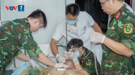 Dùng trực thăng đưa ngư dân nguy kịch về đất liền điều trị